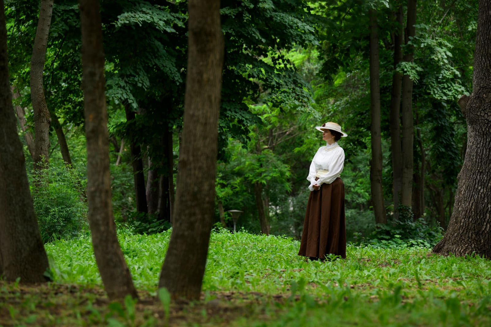 The guide in period dress among the trees of Sofia